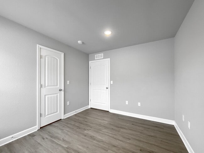 Building Photo - Charming 3BR/2BA Renovated Duplex | Ranch-Style Living in Colonial Gardens