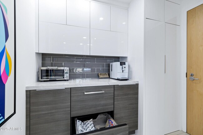 Building Photo - 7137 E Rancho Vista Dr