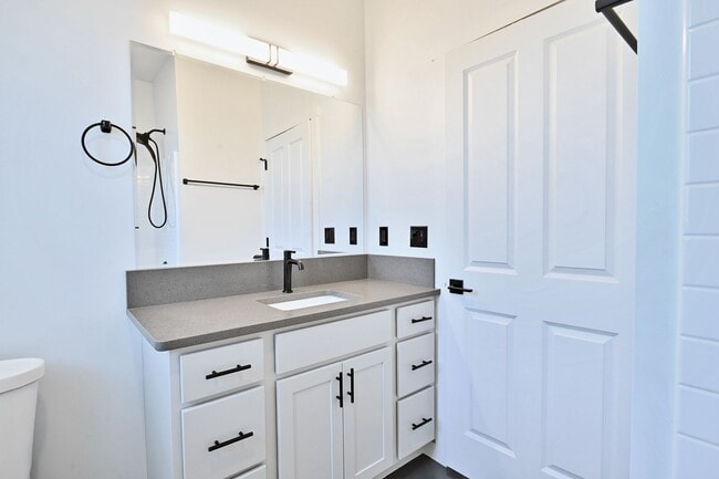 Building Photo - 1495 Oxbow Dr