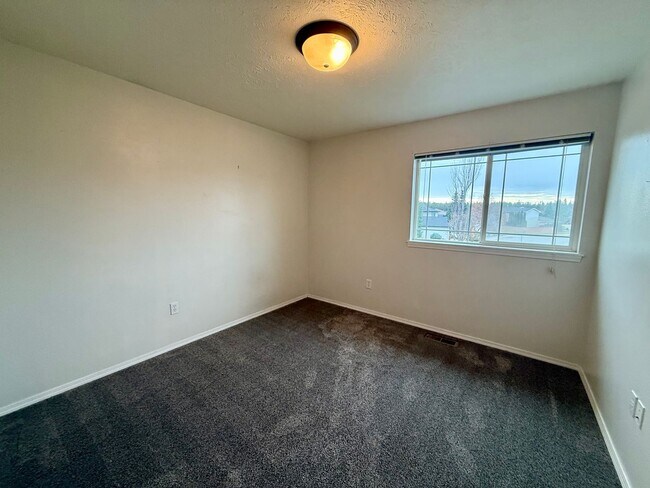 Building Photo - Stunning 3 Bed 2 Bath Eagle Ridge Home w/ Large Fenced Backyard and Raised Deck!