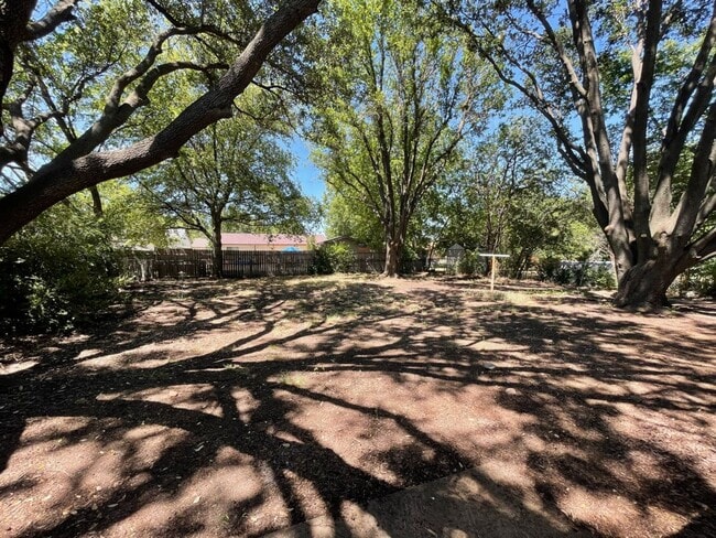 Building Photo - 1517 Vanderbilt Dr