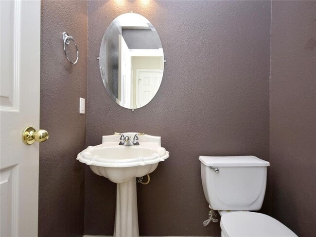 Building Photo - Spacious home on large corner lot