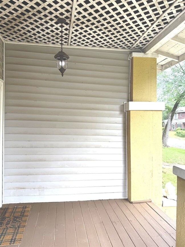 Building Photo - Beautifully Renovated 2 bedroom, 1 bath Bungalow | Historic Highland area | $900/Month Rent