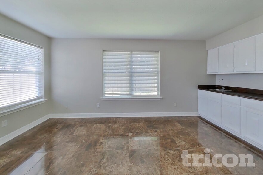 Building Photo - 1715 Evesham Dr