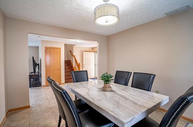 Building Photo - 5865 Summerlawn Dr