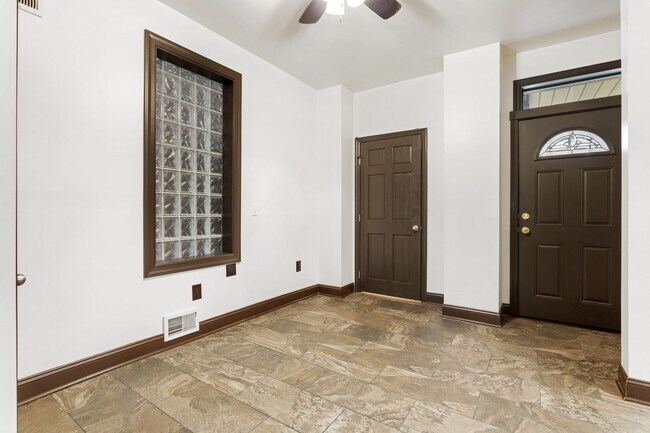 Building Photo - 542 2nd St