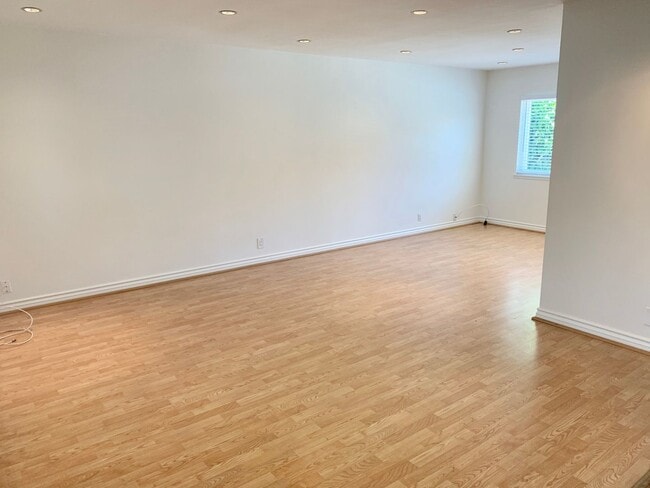 Building Photo - Five Bedroom Single Family Home in Irvine!