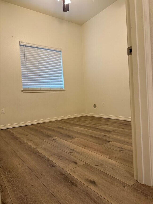 Building Photo - Three bedroom, two bathroom top floor unit on SE Woodstock.