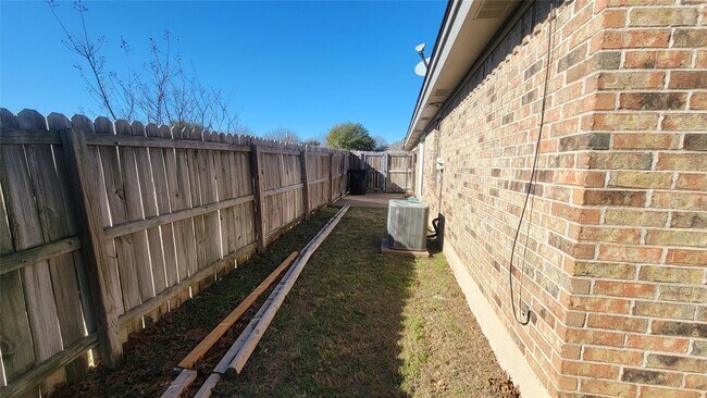 Building Photo - Discover this inviting 3 bedroom, 2 bathroom rental nestled in Cleburne, Texas, offering a spacio...