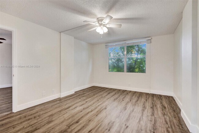 Building Photo - 119 Royal Park Dr