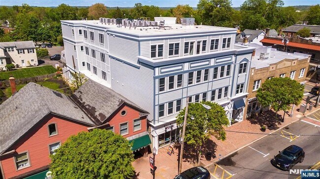 Building Photo - 246 Main St