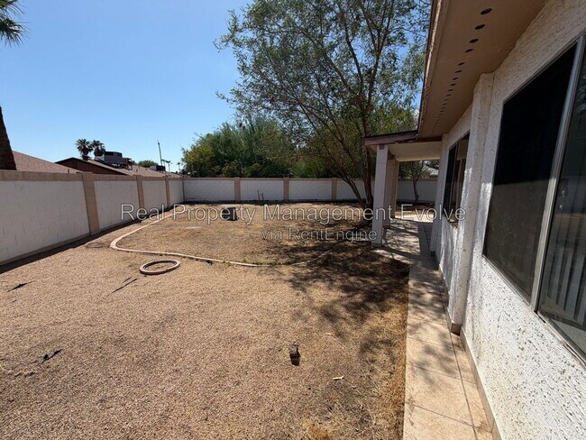 Building Photo - 513 E Wickieup Ln