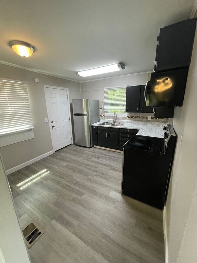 Building Photo - Lovely 3-Bedroom Home in a Great Location ...