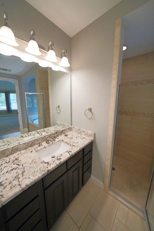 Building Photo - Executive Style Rental Now Available in Bo...