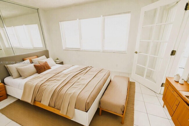 Building Photo - 140 NE 28th Ave