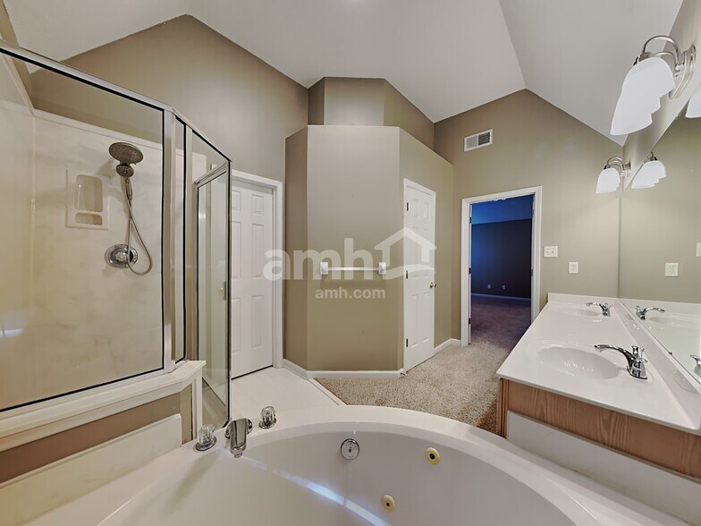 Building Photo - 5557 Mary Ln