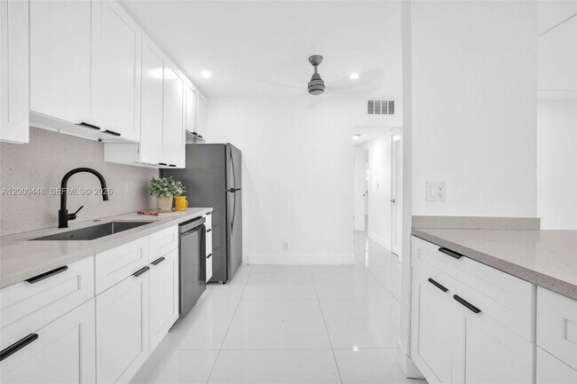 Building Photo - 770 SE 2nd Ave