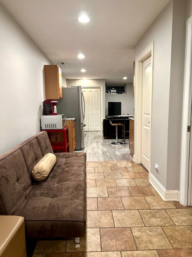 Building Photo - 1525 N Maplewood Ave