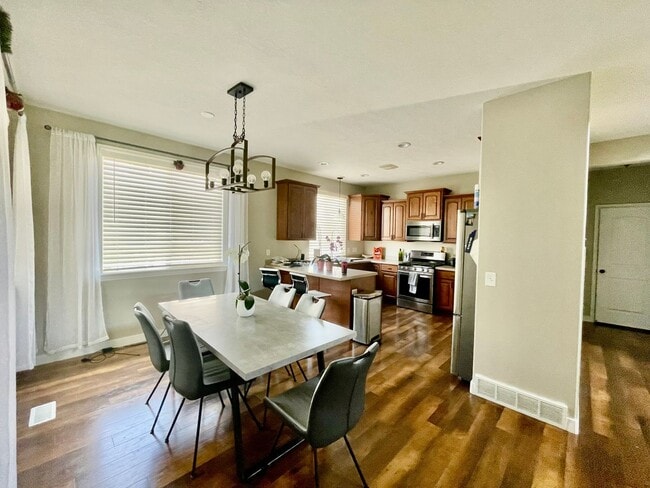 Building Photo - Beautiful Executive Daybreak Home Available!