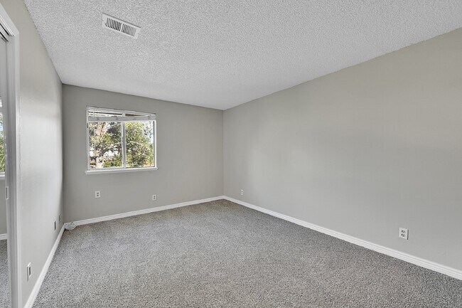 Building Photo - $1,650.00 - 2 Bedrooms, 1.5 Bathrooms Condo in Aurora with Cozy Fireplace!