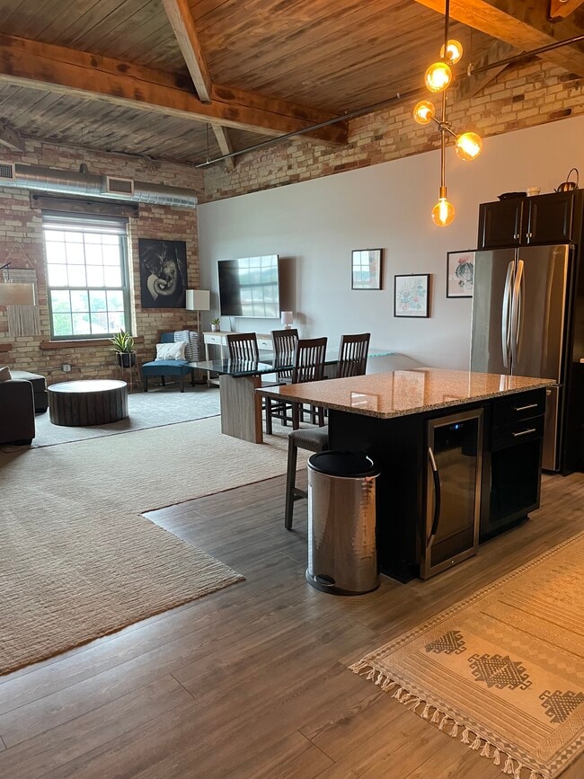 Building Photo - 940 Monroe Ave NW