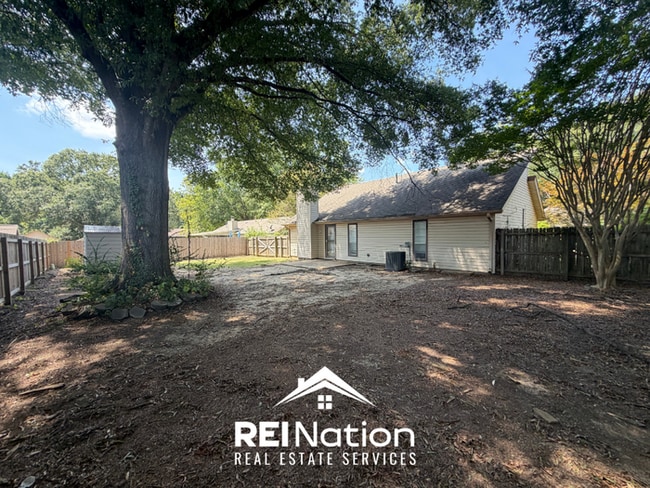 Building Photo - JUST LISTED! 3BR/2BA Memphis Stunner | Vaulted Ceilings & Stone Fireplace | Fenced Yard!