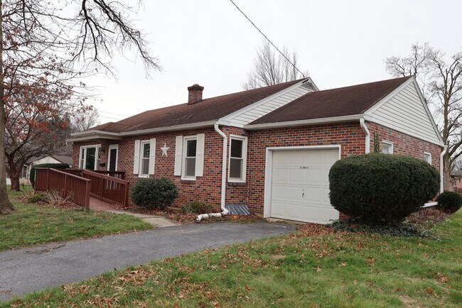 Building Photo - Rancher on a Quiet Manheim Borough Street