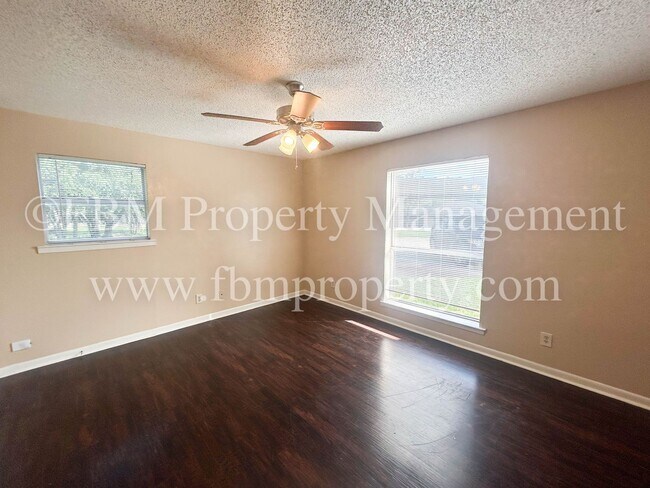 Building Photo - 608-B Walter Stephenson - Downstairs 2 Bed...