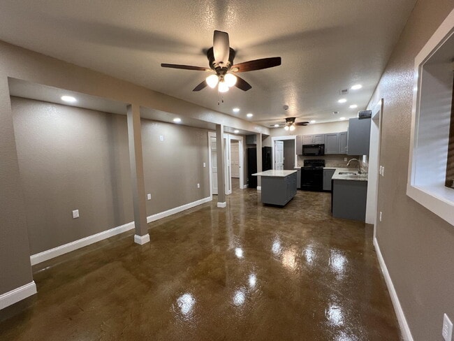 Building Photo - Lower 2BR unit