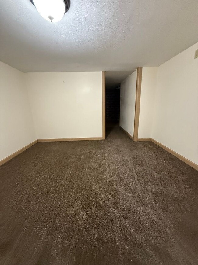 Building Photo - 870 E Main St