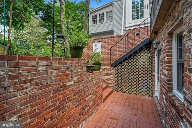 Building Photo - 1241 30th St NW