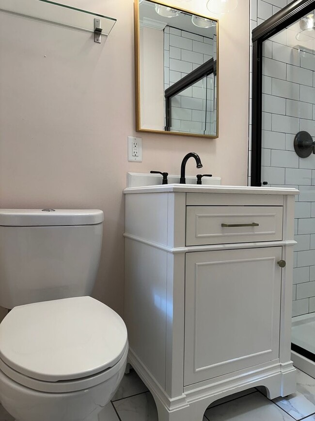 Building Photo - Large Home on the Eastside on a deadened street - Pre Lease