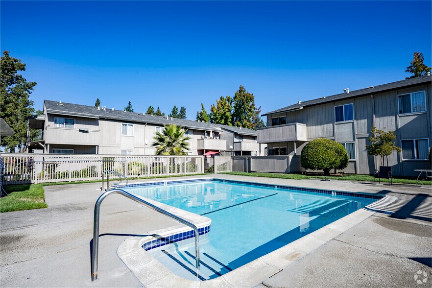 Pool - Park Club Apartments