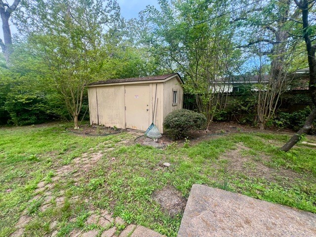 Building Photo - 1520 Crestwood Rd