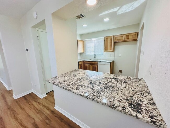 Building Photo - 1605 Somerset Dr