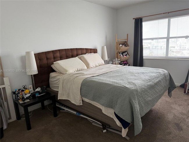 Building Photo - 400 Kings Point Dr