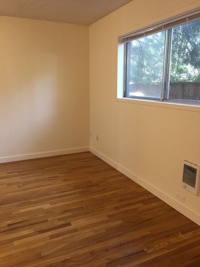 Building Photo - Upper 2bed, hardwoods, dishwasher, on-site...