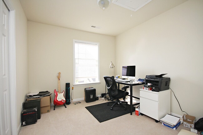 Building Photo - Pet Friendly Mill Creek Village Townhome