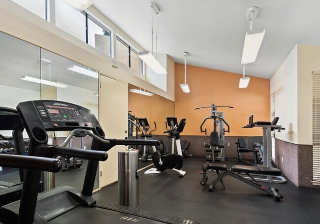 Building Photo - 2Bed/2Bath Corner Condo with Resort Amenities in Playa Del Rey