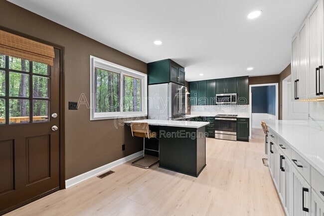 Building Photo - 5105 Pine Dr