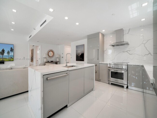 Building Photo - 19117 Fisher Island Dr