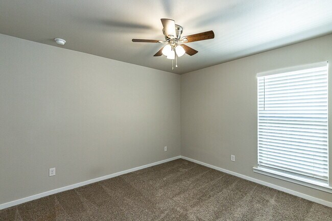 Building Photo - Newer 3/2/2 Home in Bell Farms!
