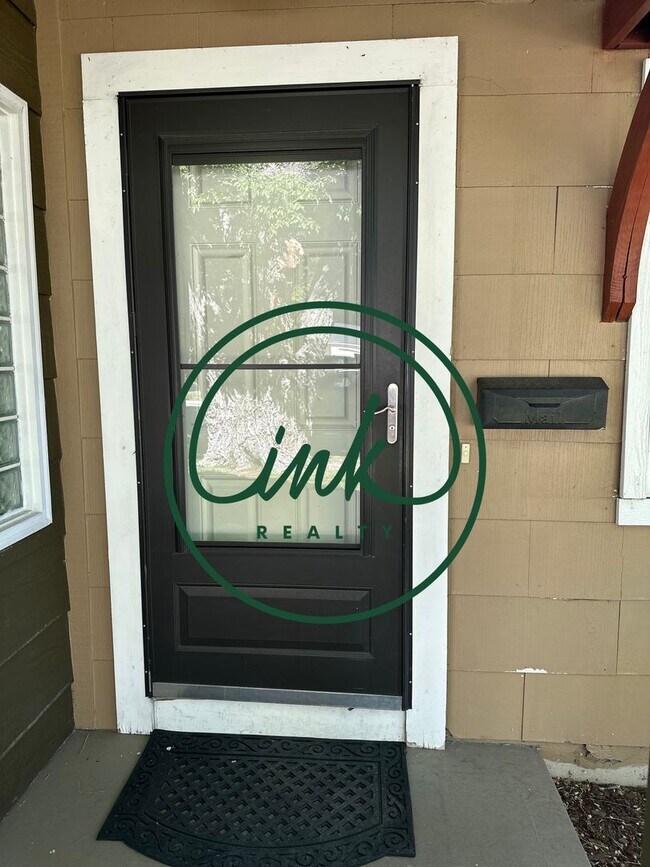 Building Photo - Charming Carson Home