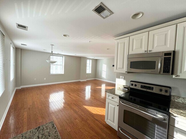 Building Photo - 350 N Meridian St