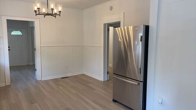 Building Photo - 3 Bedroom 1 Bathroom Renovated House with Fenced Yard