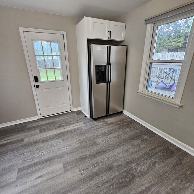 Building Photo - Charming 2-Bedroom Ranch in Royal Oak – Co...