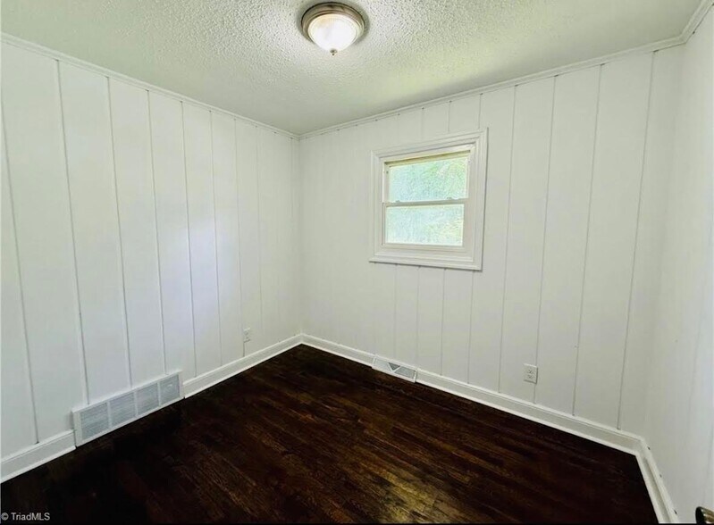 Building Photo - 312 Hickory Ln