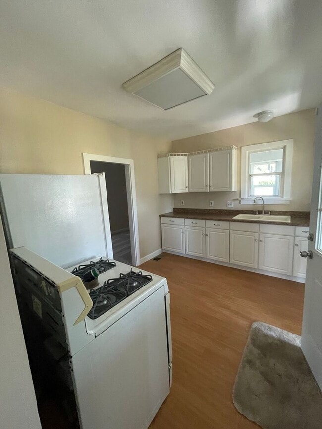 Building Photo - Spacious 3-Bed Home with Large Front & Backyard – Quiet Madera Living