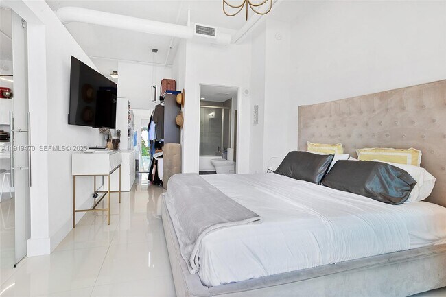 Building Photo - 3029 NE 188th St