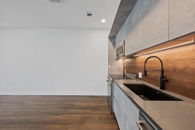 Building Photo - 4315 S Congress Ave